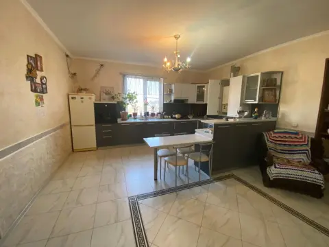 Дом, 220 м², 8 сот.