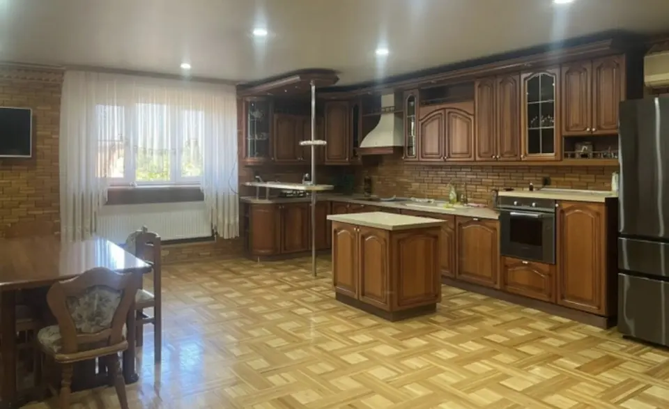3-этажный дом, 748 м² на 15 сот. в Новоукраинский х.