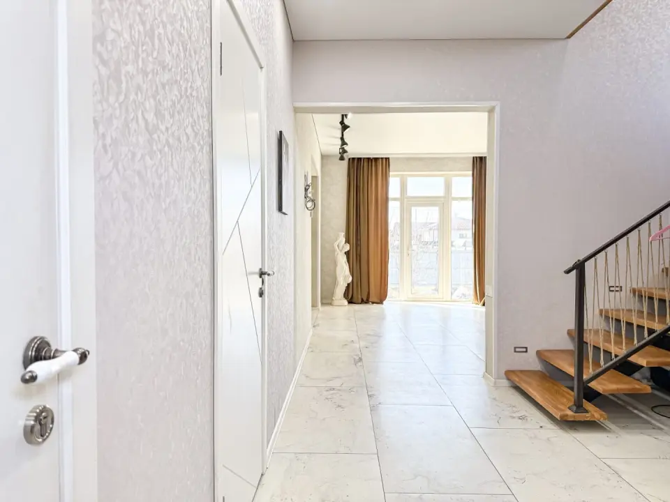 2-этажный дом, 220 м² на 6 сот. в Крымске