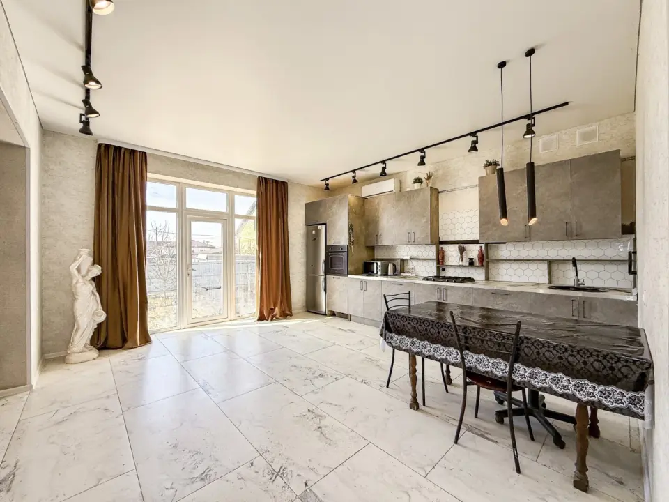 2-этажный дом, 220 м² на 6 сот. в Крымске