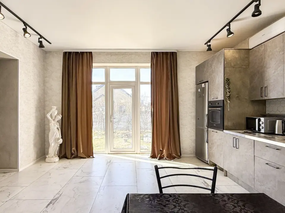 2-этажный дом, 220 м² на 6 сот. в Крымске