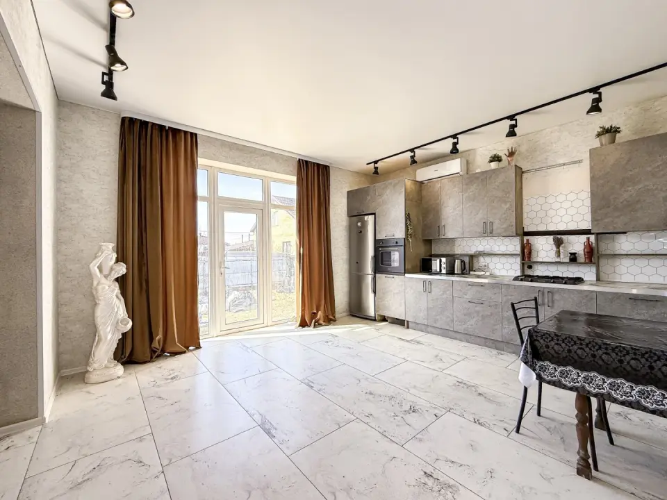 2-этажный дом, 220 м² на 6 сот. в Крымске