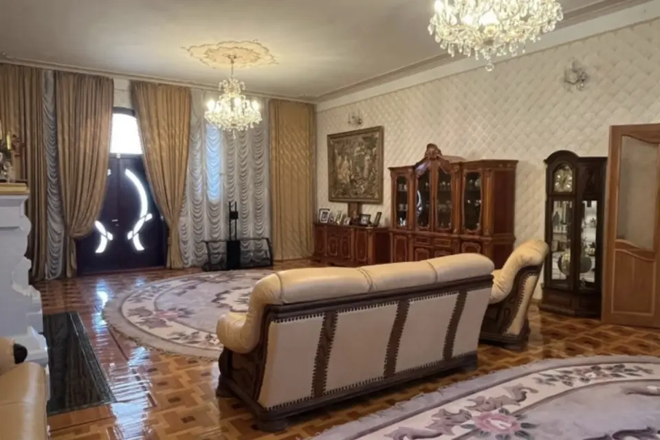 3-этажный дом, 748 м² на 15 сот. в Новоукраинский х.