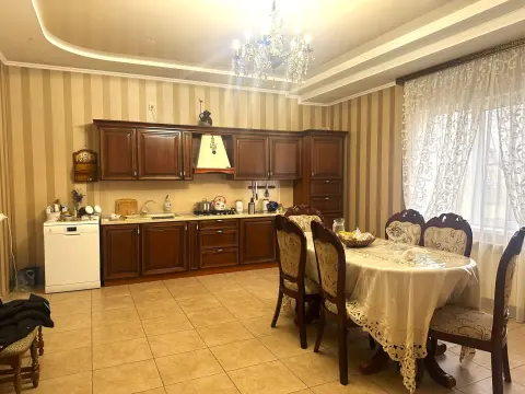 Дом, 330 м², 9 сот.